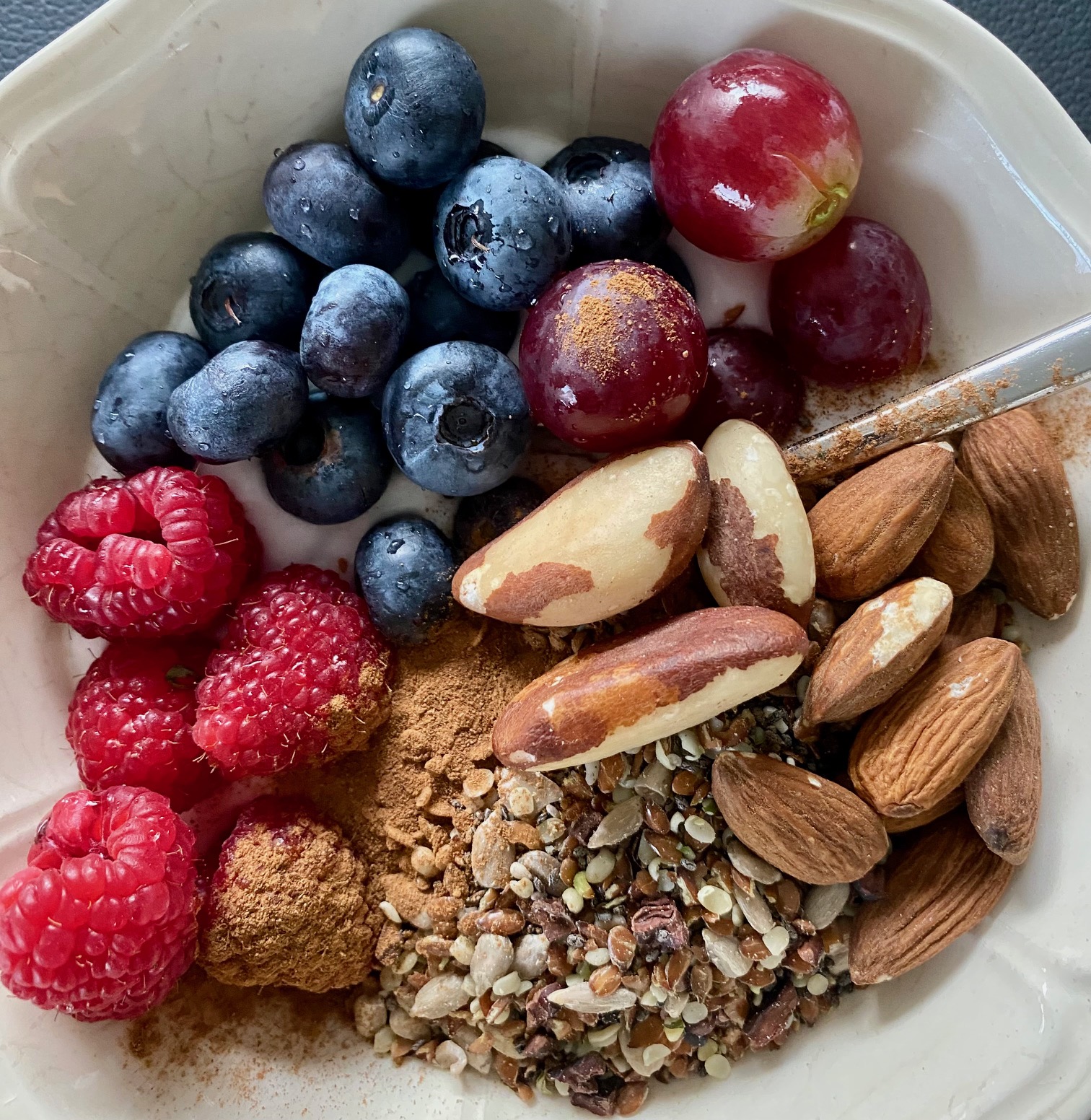 ontbijt kokoskwark, bessen en noten en zaden