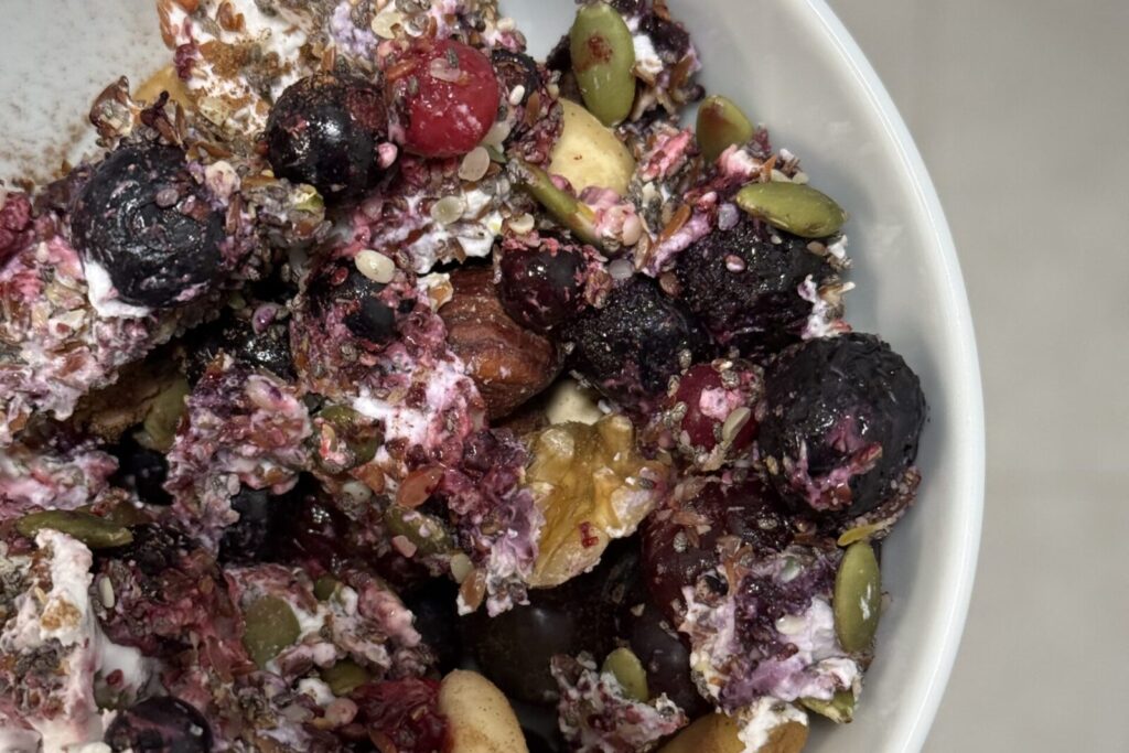 Kom met yoghurt, bessen en noten – gezond alternatief bij emotie eten en snaaien