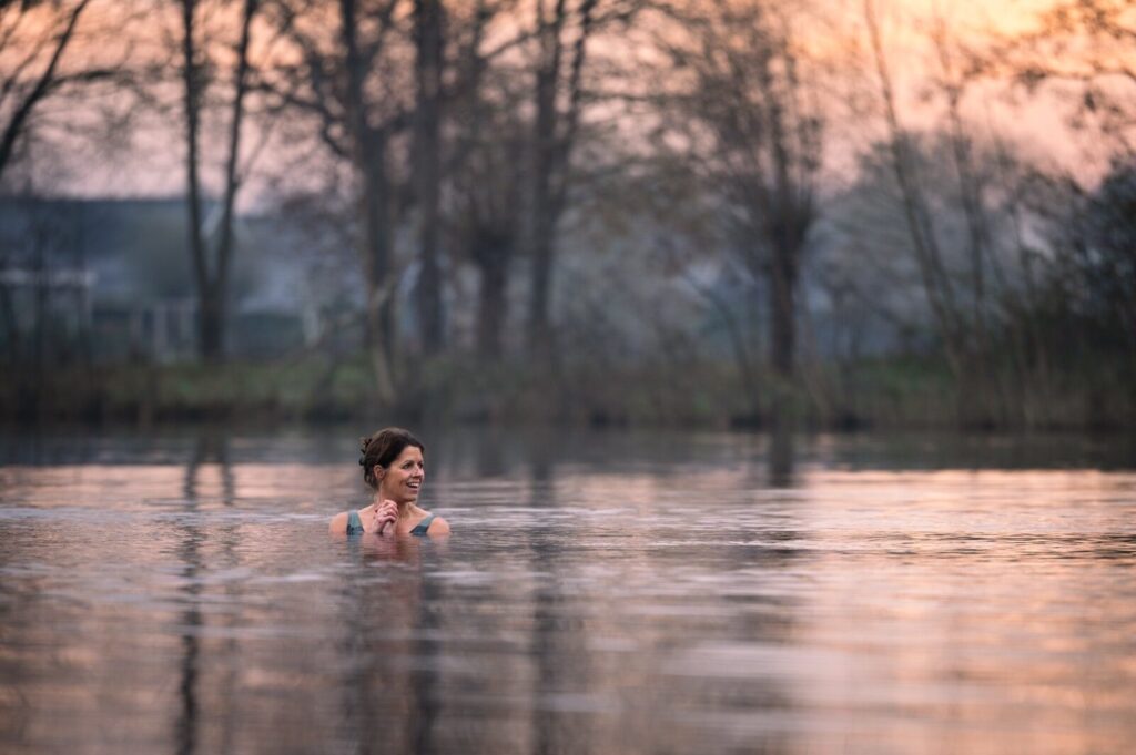 Koud water in de natuur – koude training voor meer energie en een rustiger zenuwstelsel