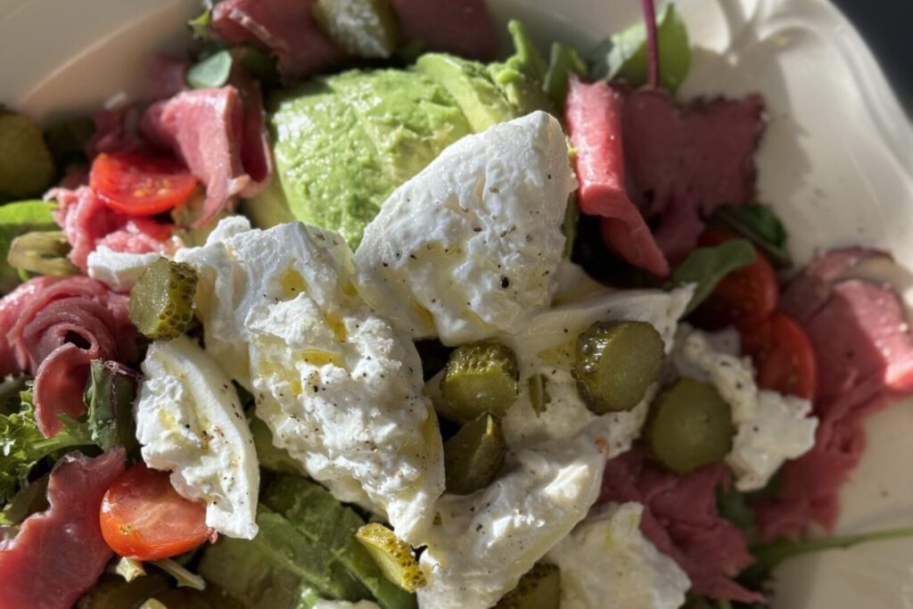 Kleurrijke salade met groenten en gezonde vetten - voeding in de overgang