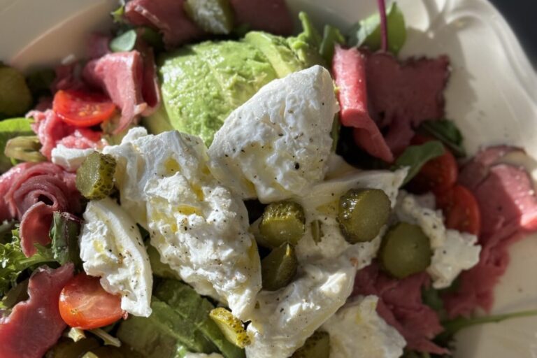 Kleurrijke salade met groenten en gezonde vetten - voeding in de overgang
