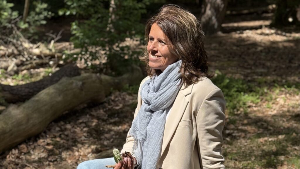 Kathy Kraak in het bos met een sjaal - progesteron tekort symptomen bij vrouwen 40+