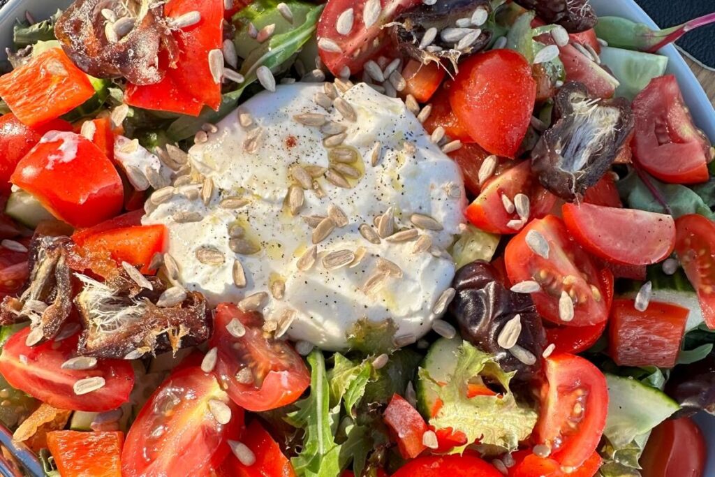 Salade met tomaat, eiwit en gezonde vetten – een lunch zonder suikerdips